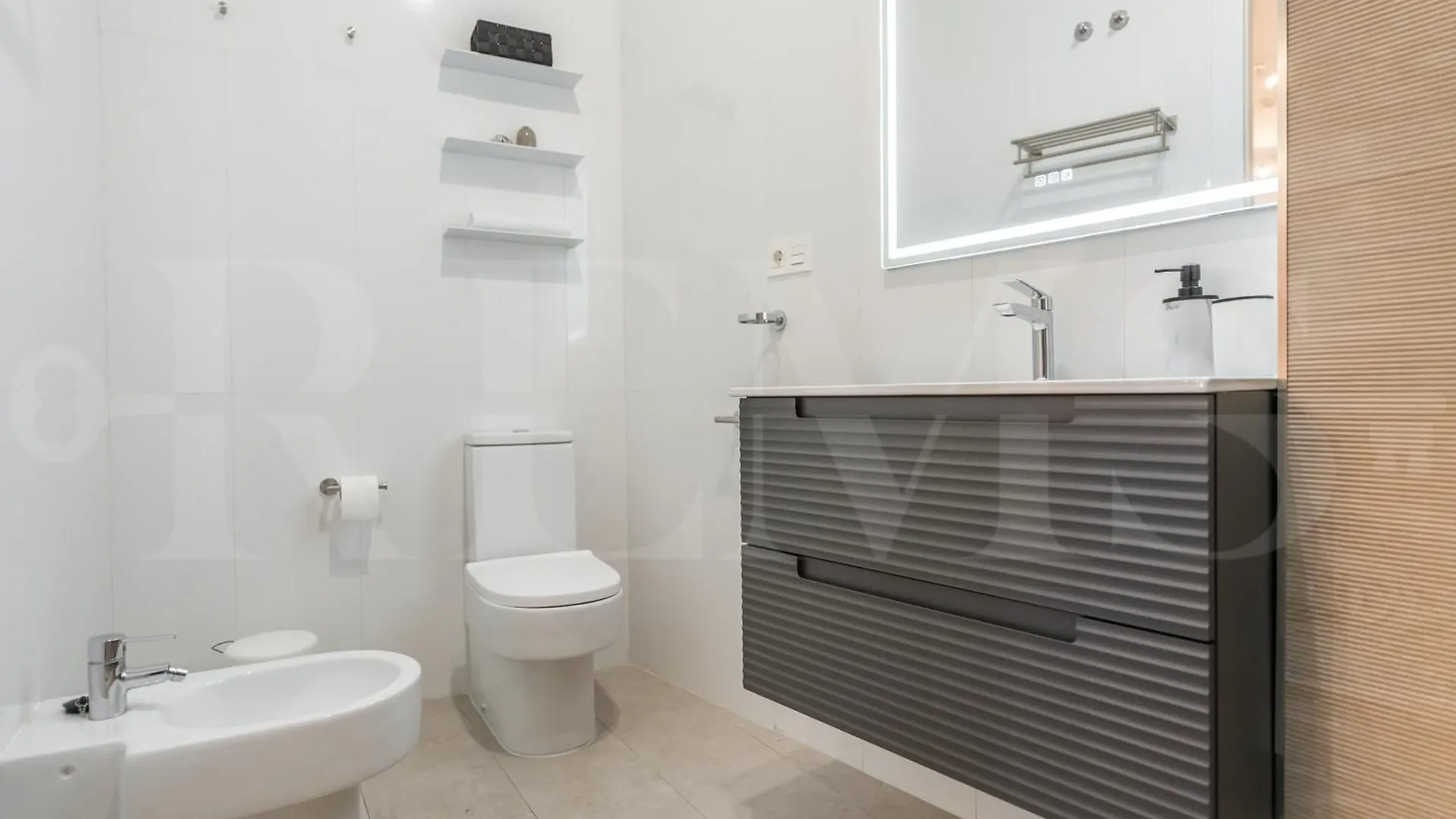 מאלגה Artistic And Spacious Apartment By Rems
